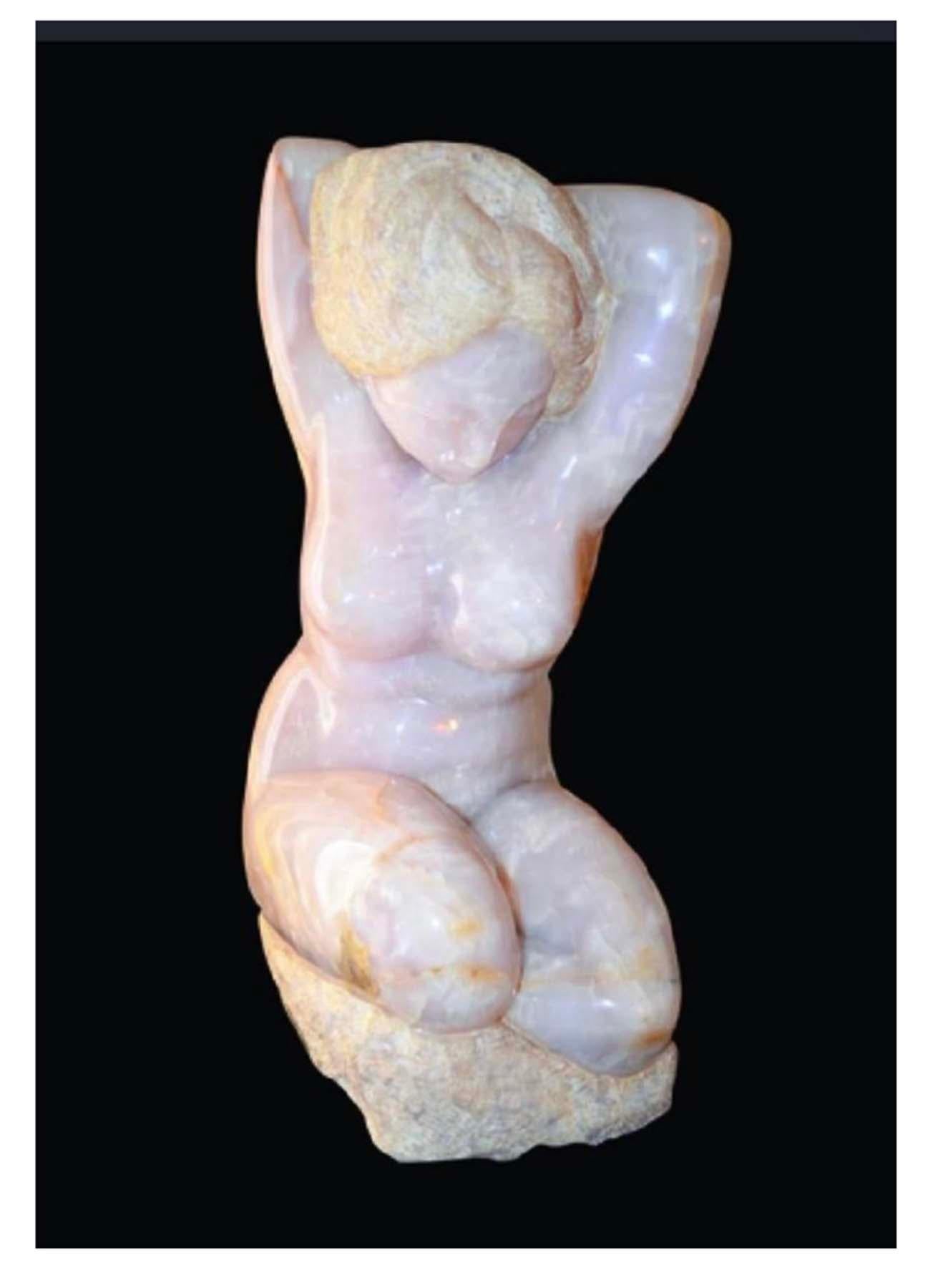 Desnudo de rodillas