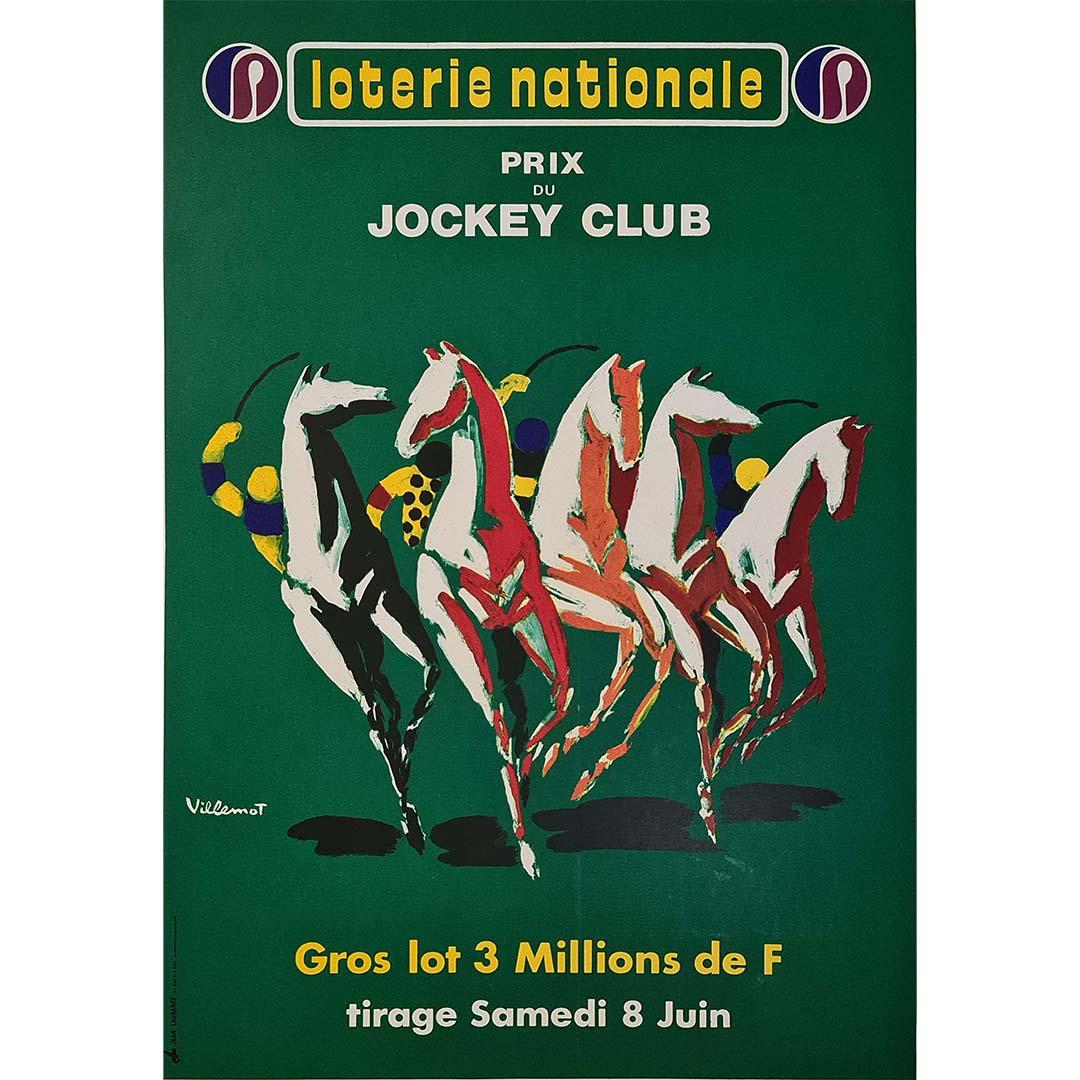 L'affiche originale du Prix du Jockey Club, dessinée par Bernard Villemot, capture l'énergie et l'élégance de l'une des courses hippiques les plus prestigieuses de France. Villemot, maître de la narration visuelle par le biais de la conception