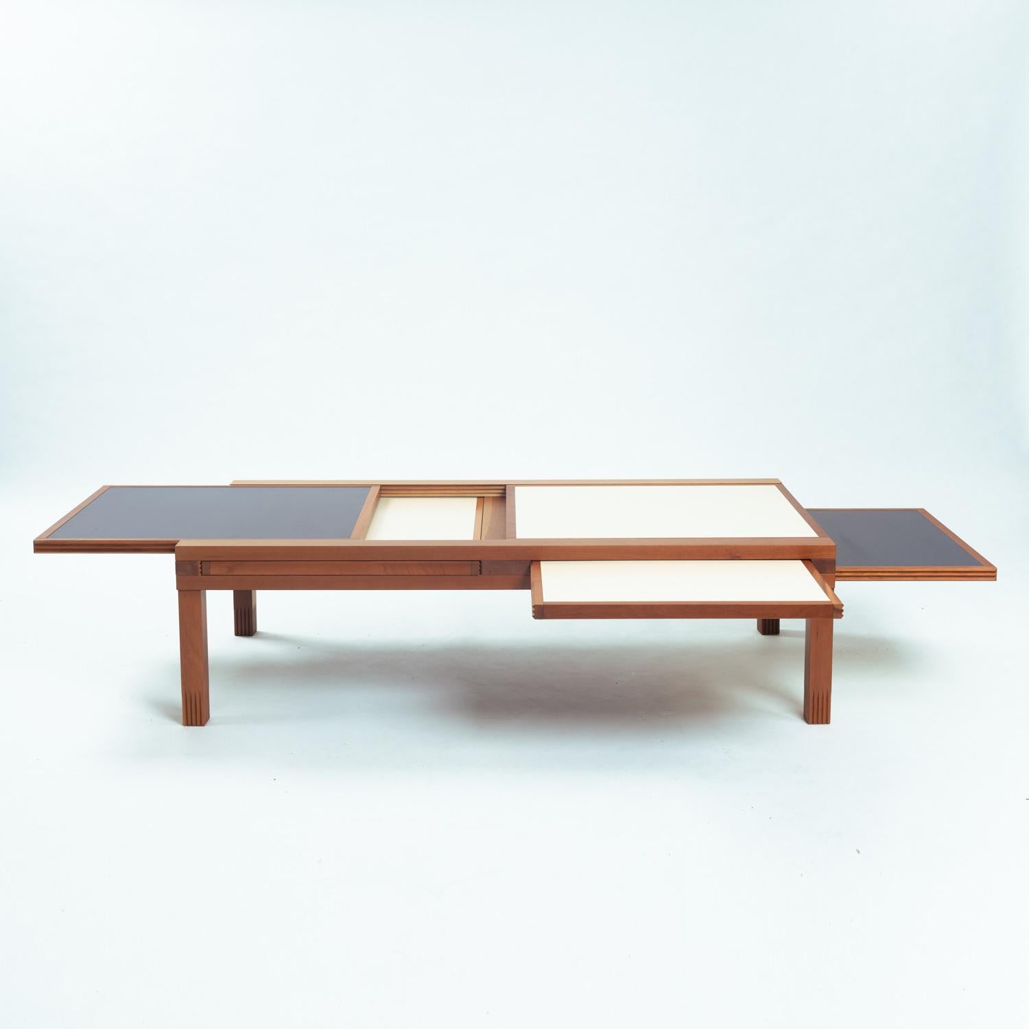 Table basse Bellato de Bernard Vuarnesson avec plateaux réversibles bleu blanc, 1970

Polyvalent (de L à XL),  table basse ludique et pratique.
La table a un cadre en bois de hêtre et des plateaux en stratifié noir et blanc.
Chacun des six sommets