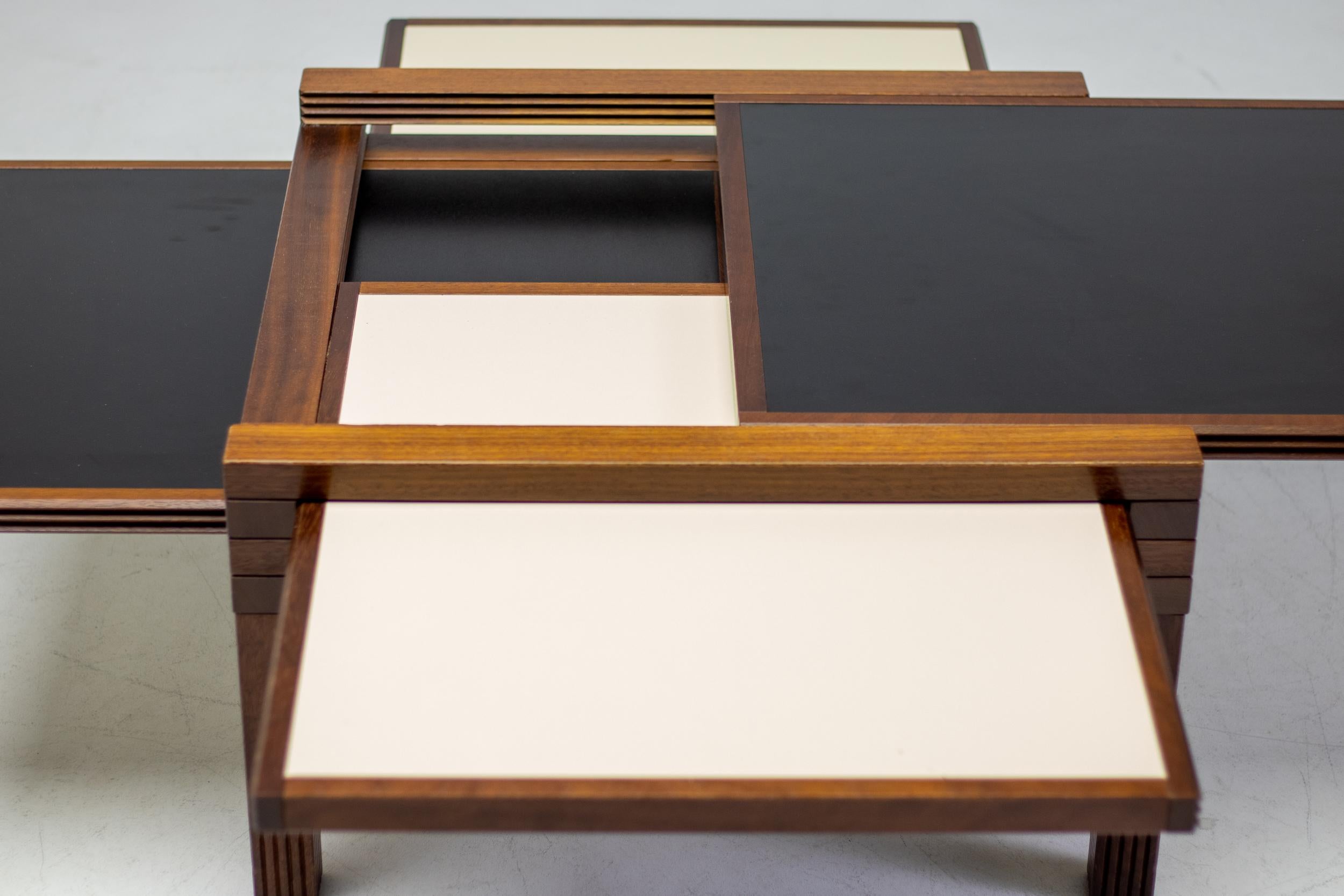 Table basse hexa polyvalente Bernard Vuarnesson pour Bellato, Italie. 
La table est fabriquée en bois d'ivoire avec des plateaux extensibles réversibles stratifiés noirs et blanc cassé. 

Dimensions : (P) 70 cm, (L) 70 cm, (H) 40 cm
Détendu :
