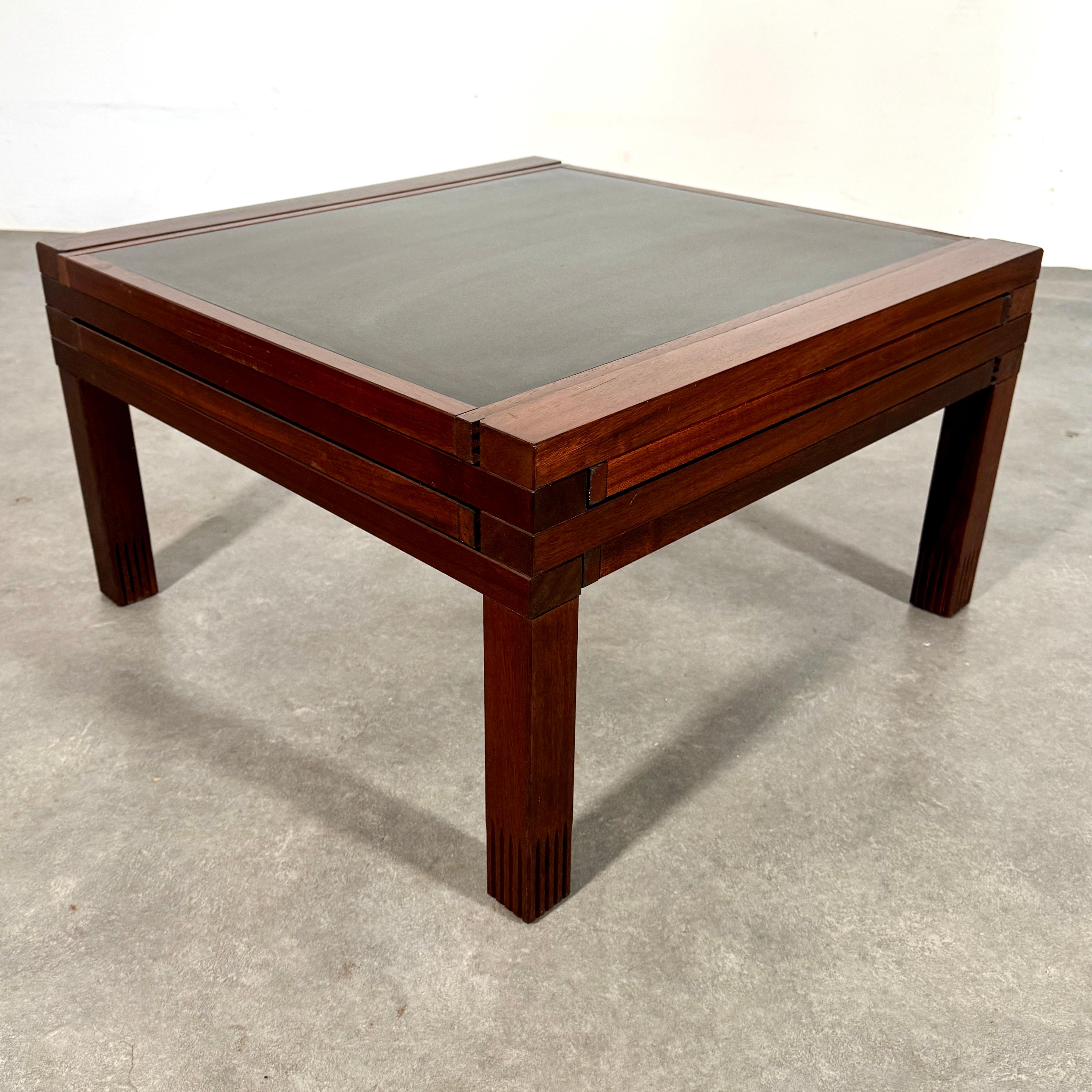 Modularer Couchtisch PAR4 des französischen Designers Bernard Vuarnesson für Bellato, Italien 1970er Jahre.

Vier ausziehbare Tischplatten. Irokko-Holzrahmen. Jede Platte hat eine schwarze oder elfenbeinweiße Seite, die zu verschiedenen