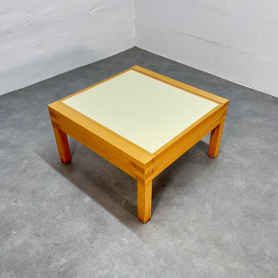 PAR4 modular coffee table by French designer Bernard Vuarnesson for Bellato, Italy 1970's.

Four pull out table tops. Cherry wood frame. Each top has a white or orange side which can be composed into different color combinations and shapes.

The