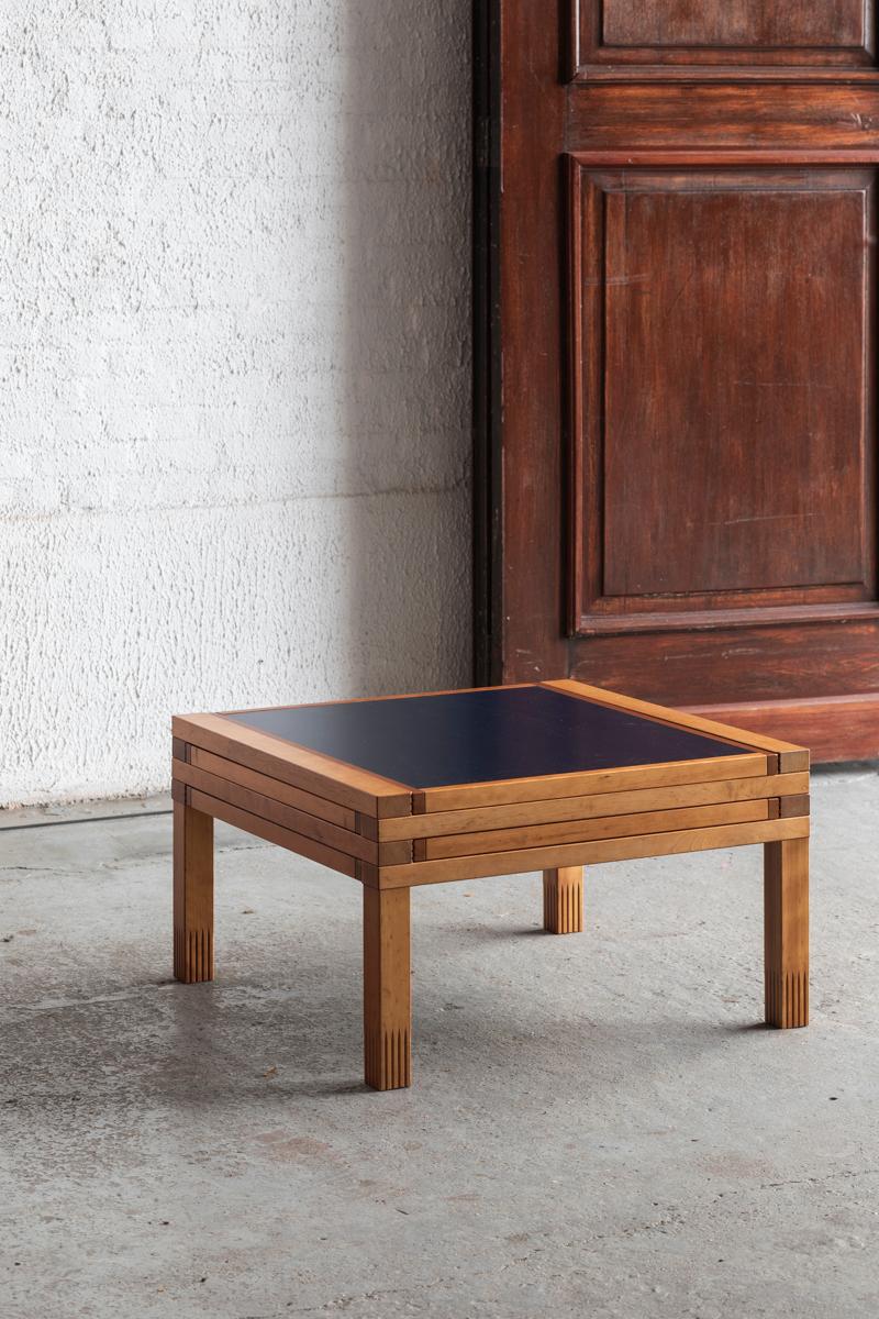 Coffee table ‘Hexa’ designed by Bernard Vuarnesson and produced by Bellato in Italy in the 1980s. A Japanese inspired table with a playful design. This coffee table can be enlarged on all sides by extending the table leaves. It has 4 table leaves