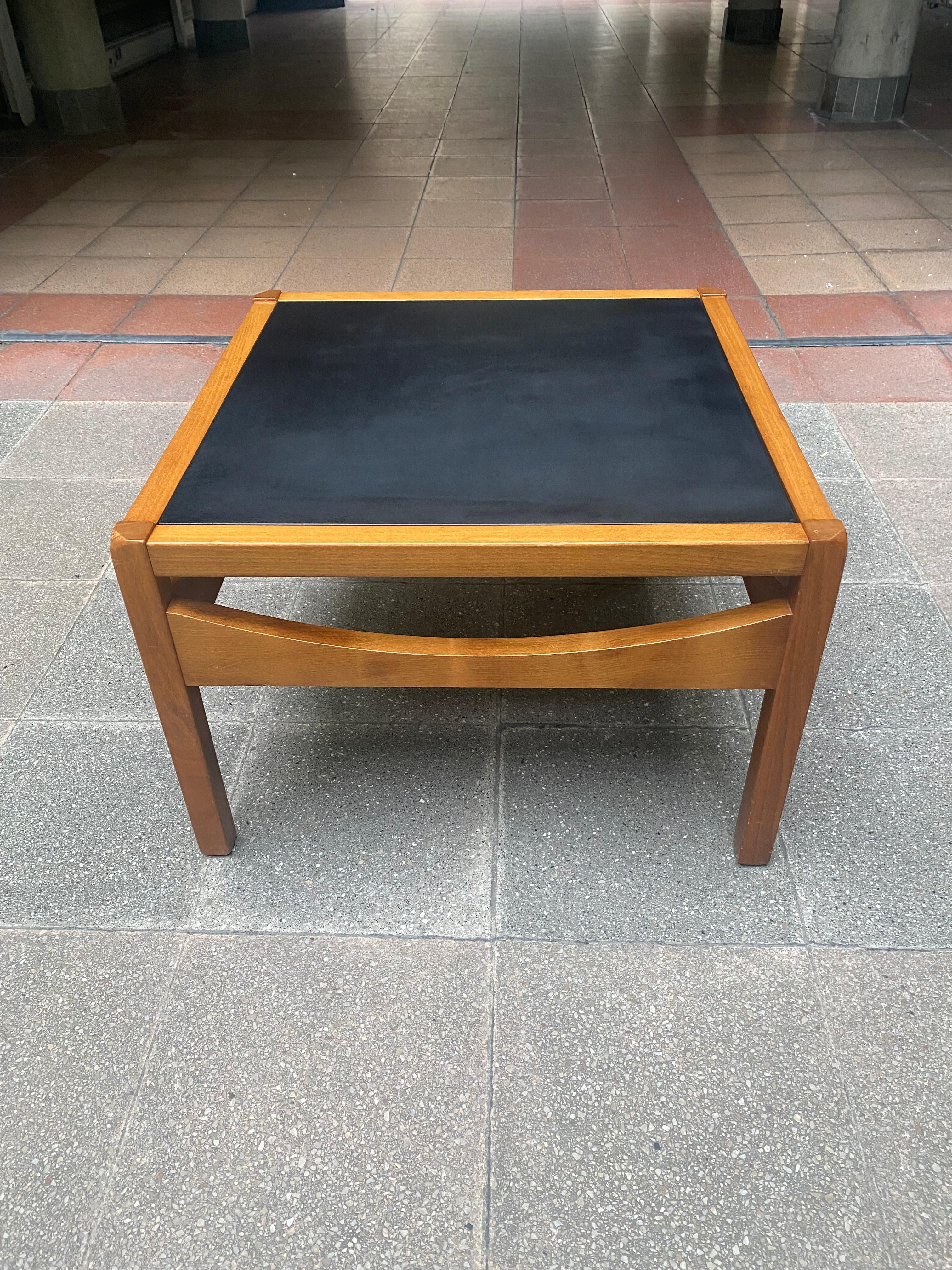 Bernard Vuarnesson-
reverso coffee table black / white - circa 1978.
Iroko and black / white reversible melamine.
Measures: 60 x 60 x 40.
In perfect condition.

Bernard Vuarnesson is an engineer graduated from the Ecole Supérieure du Bois and