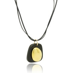 Collier Bernardaud avec pendentif ovale en laiton de forme libre et résine noire, monté sur un cordon en cuir