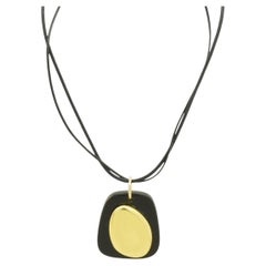 Collier Bernardaud avec pendentif ovale en laiton de forme libre et résine noire, monté sur un cordon en cuir