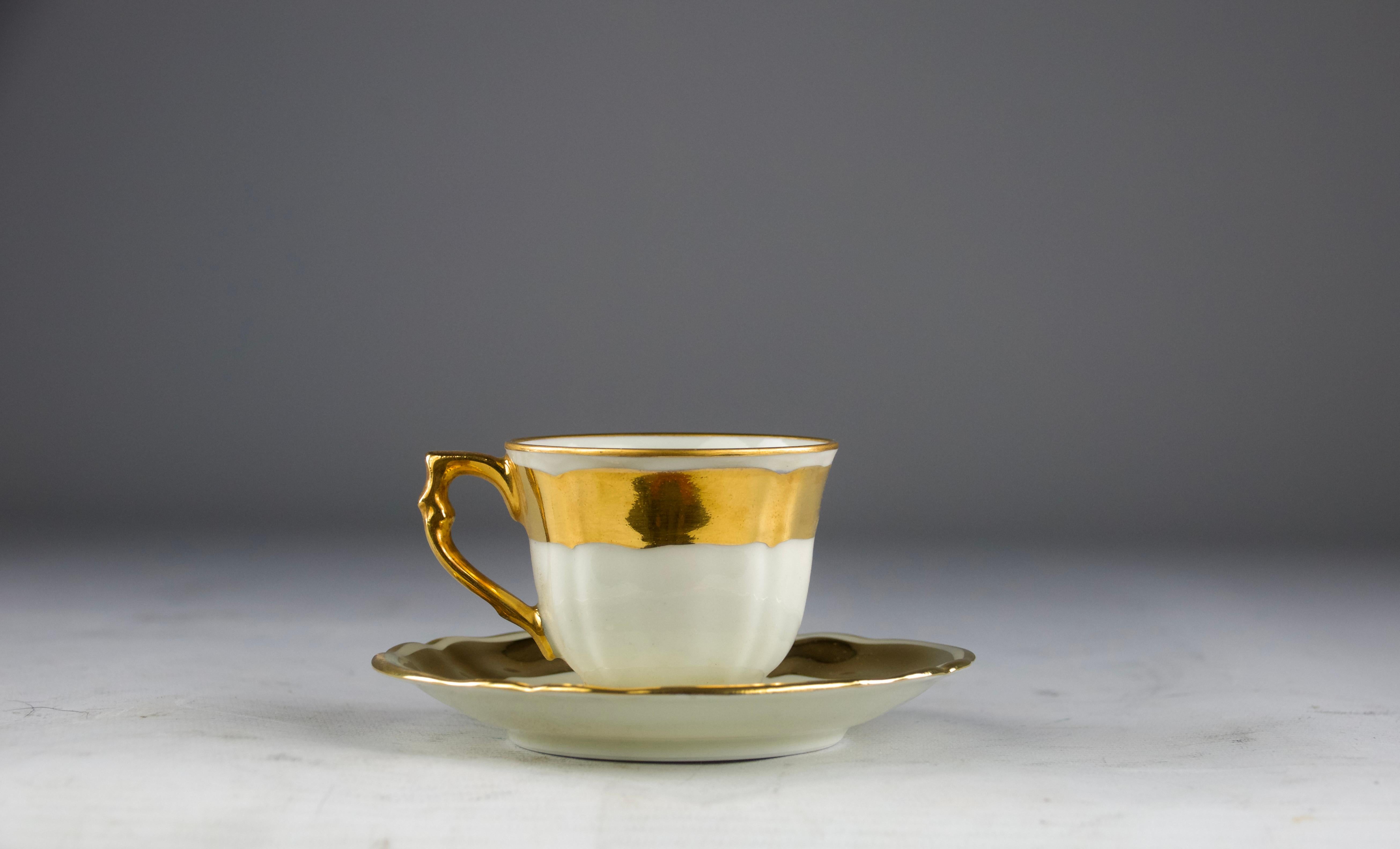 Beautiful gold line espresso coffee cup and saucer by the Bernardaud manufacture from the 1950s. Sold individually, 10 available.

Very good condition.

Dimensions in cm :
- Cup : 4.8 x 7.7 x 6.2
- Saucer : 1.6 x 11.4

Secure shipping.