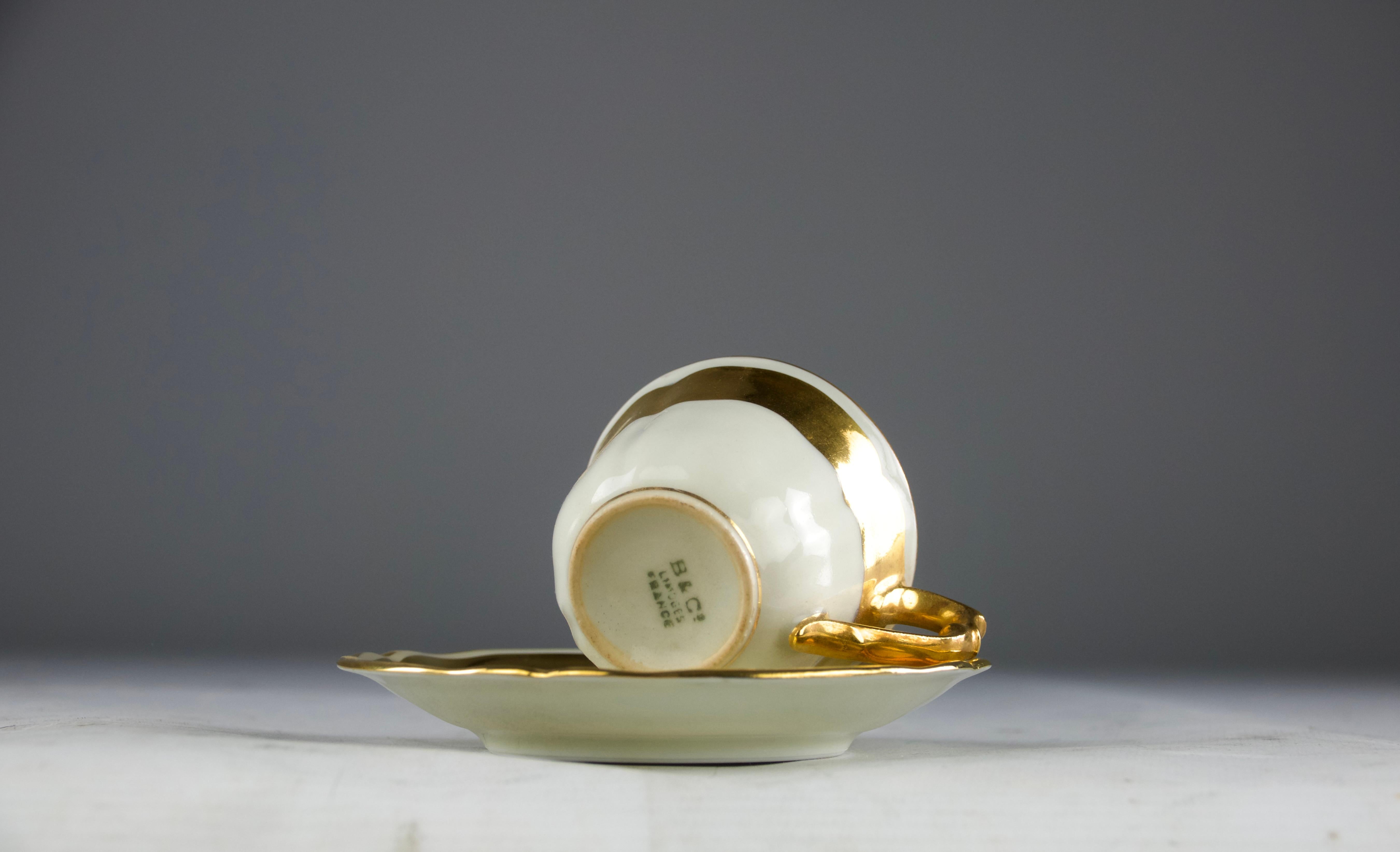 Bernardaud, Gold Line Espresso Coffee Cup and Saucer, France 1950s In Good Condition For Sale In PARIS, FR