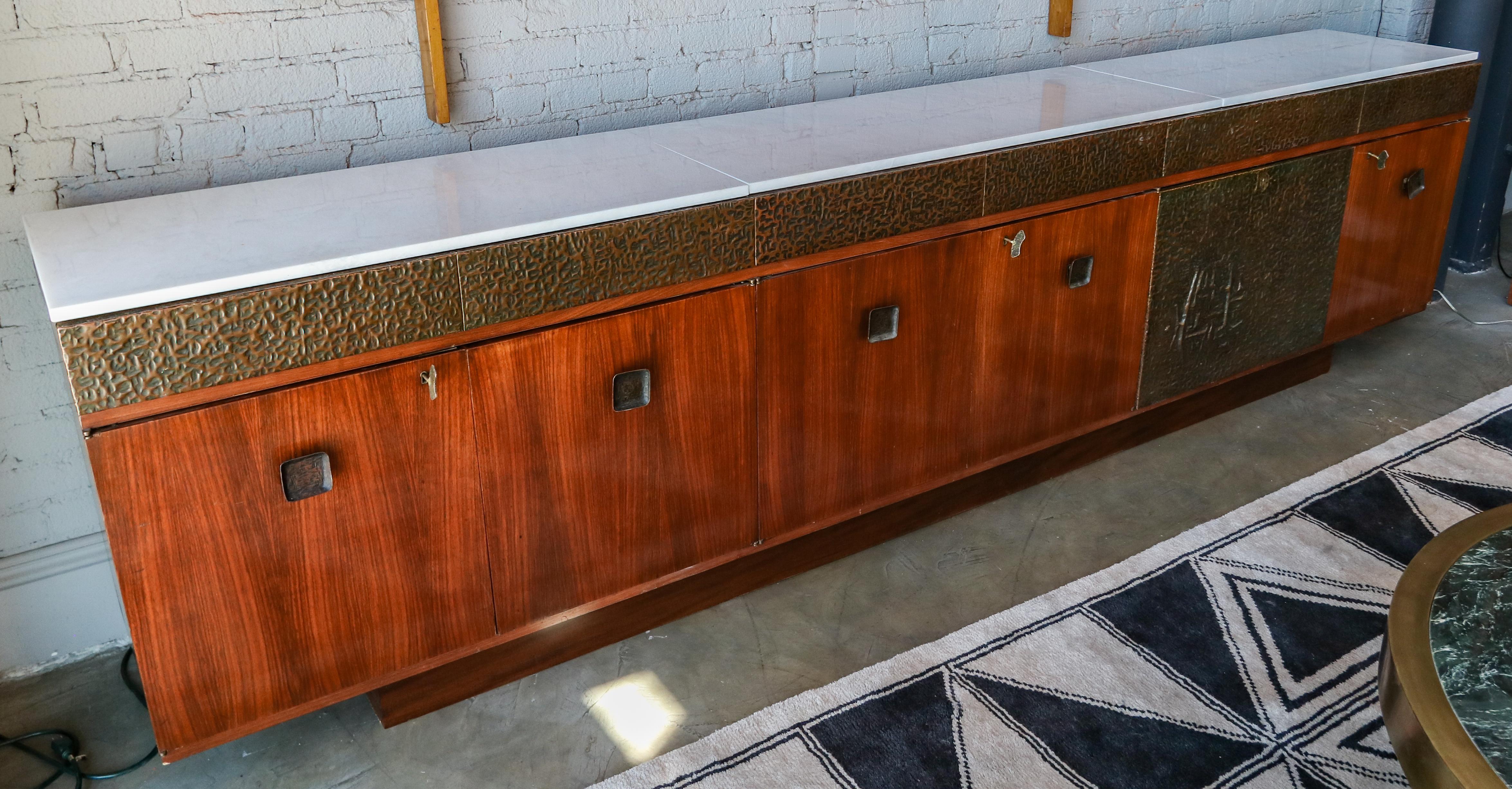 Long Brazilian rosewood sideboard and dry bar by Bernardo Figueiredo with lighted white onyx top and brass details. Cabinet custom made for an apartment in Rio de Janeiro completely done by Figueiredo.