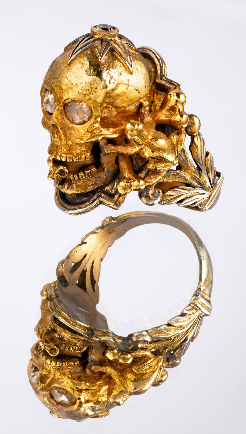 BERNARDO ANTICHITÀ PONTE VECCHIO FLORENCE
Large skull with mouse in gold, silver with diamond eyes in renaissance style

Size 9 3/4
Weight : 24.6gr.