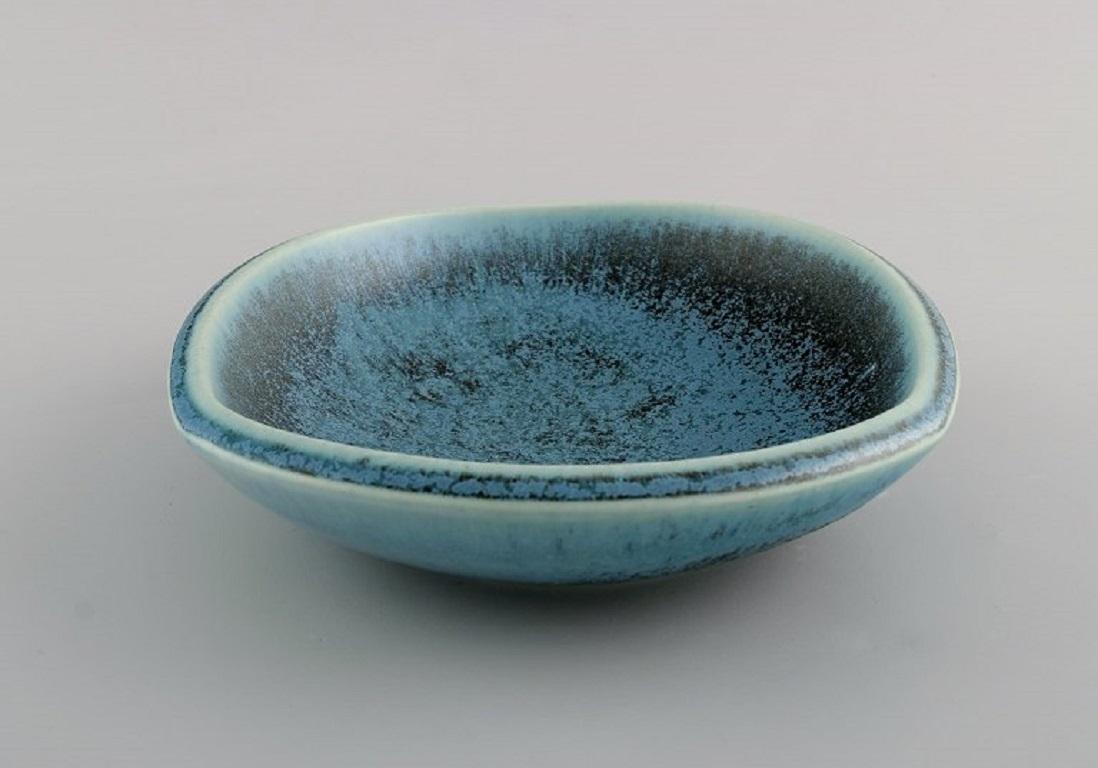 Berndt Friberg (1899-1981) for Gustavsberg. 
Selecta bowl in glazed ceramics. Beautiful glaze in turquoise shades. 1960s.
Measures: 17.5 x 5 cm.
In excellent condition.
Stamped.