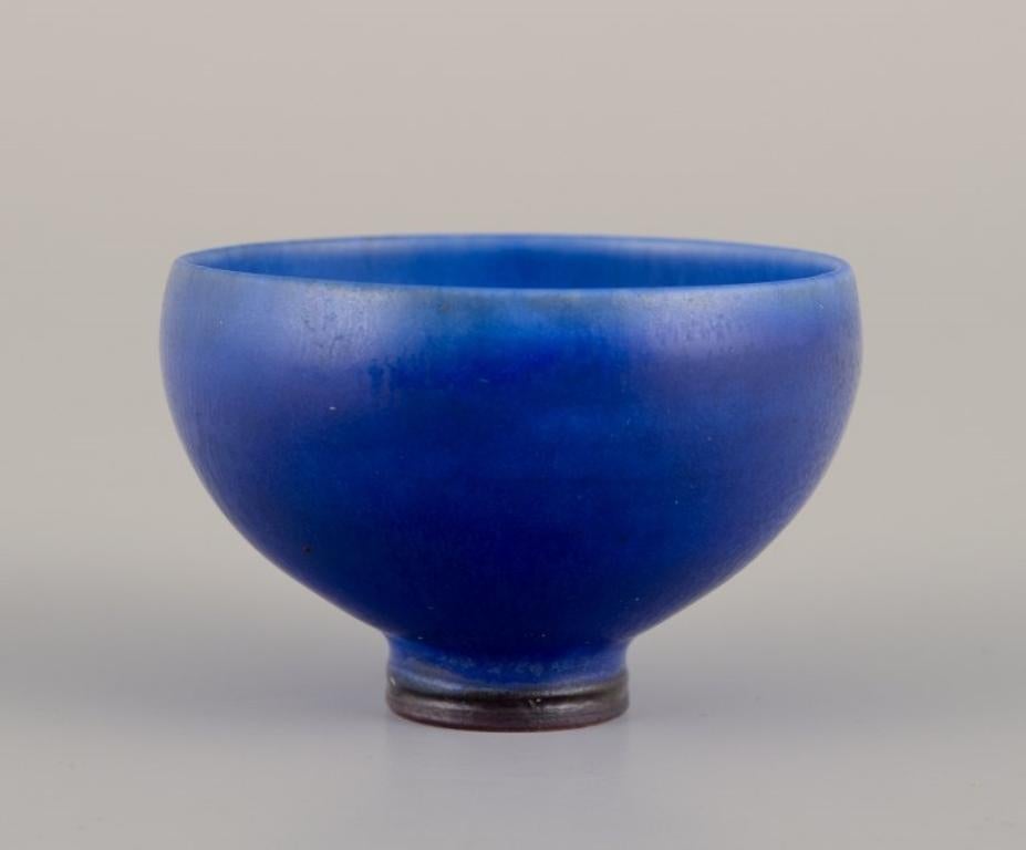 Berndt Friberg (1899-1981) for Gustavsberg Studio.
Miniature bowl in glazed ceramic. Glaze in blue tones.
Mid-20th century.
In perfect condition.
Signed.
With 