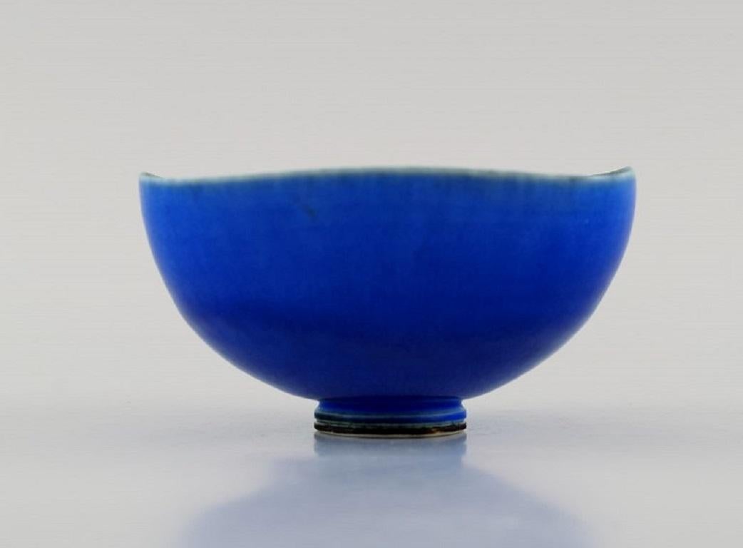 Berndt Friberg (1899-1981) for Gustavsberg Studiohand. 
Bowl on foot in glazed ceramics. Beautiful glaze in blue shades. 1960s.
Measures: 11 x 5.5 cm.
In excellent condition.
Signed.