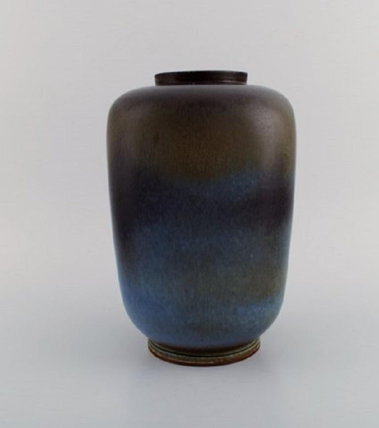 Berndt Friberg (1899-1981) for Gustavsberg Studiohand. Large vase in glazed stoneware. 
Beautiful glaze in brown and blue shades. Dated 1968.
Measures: 26 x 18.5 cm.
In excellent condition.
Signed.