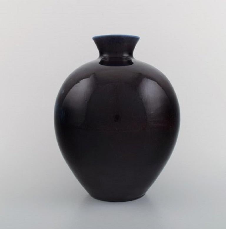 Berndt Friberg (1899-1981) for Gustavsberg Studio.
Rare vase in glazed stoneware. Beautiful glaze in deep blue shades. Dated 1970.
Measures: 23.7 x 19 cm.
In excellent condition.
Signed.