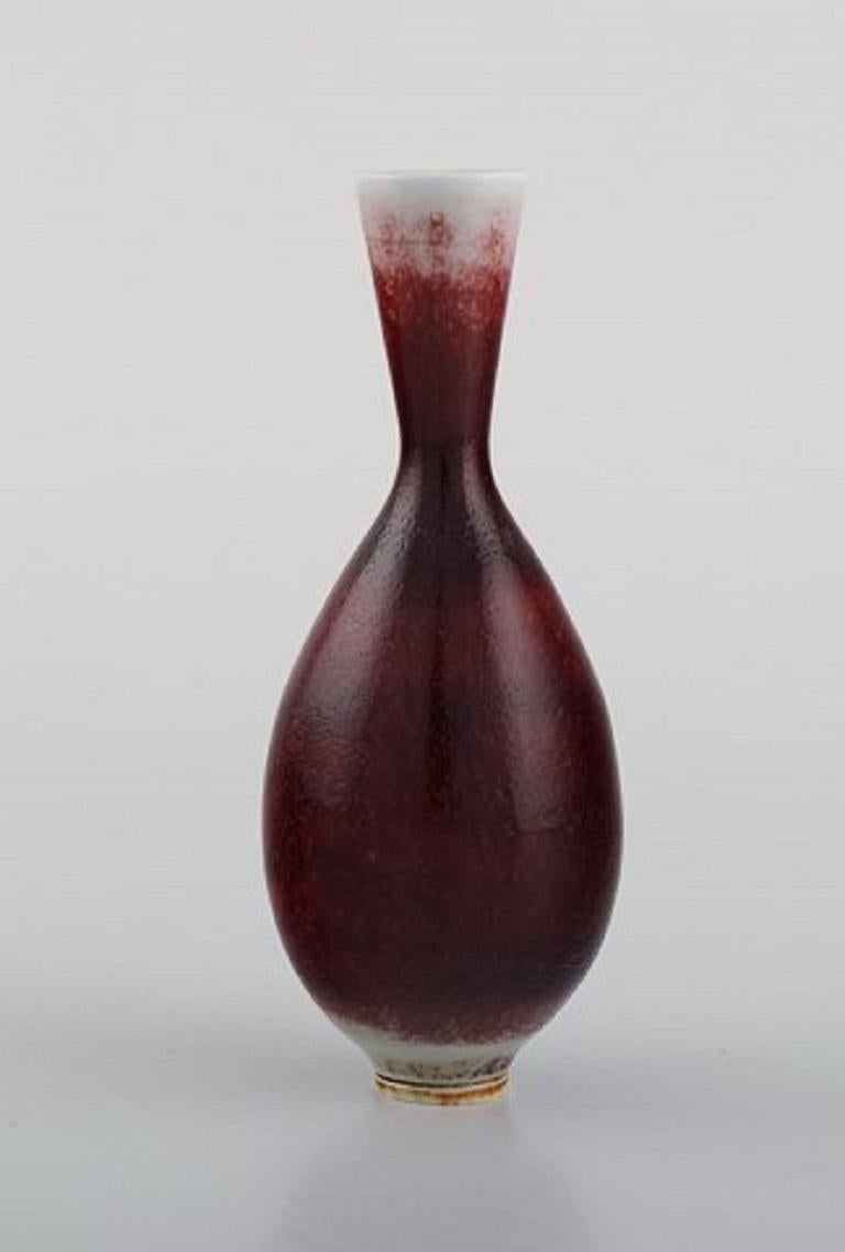 Berndt Friberg (1899-1981) for Gustavsberg Studiohand. Vase in glazed stoneware. 
Beautiful glaze in deep red shades, Mid-20th century.
Measures: 10.5 x 4.4 cm.
In excellent condition.
Signed.