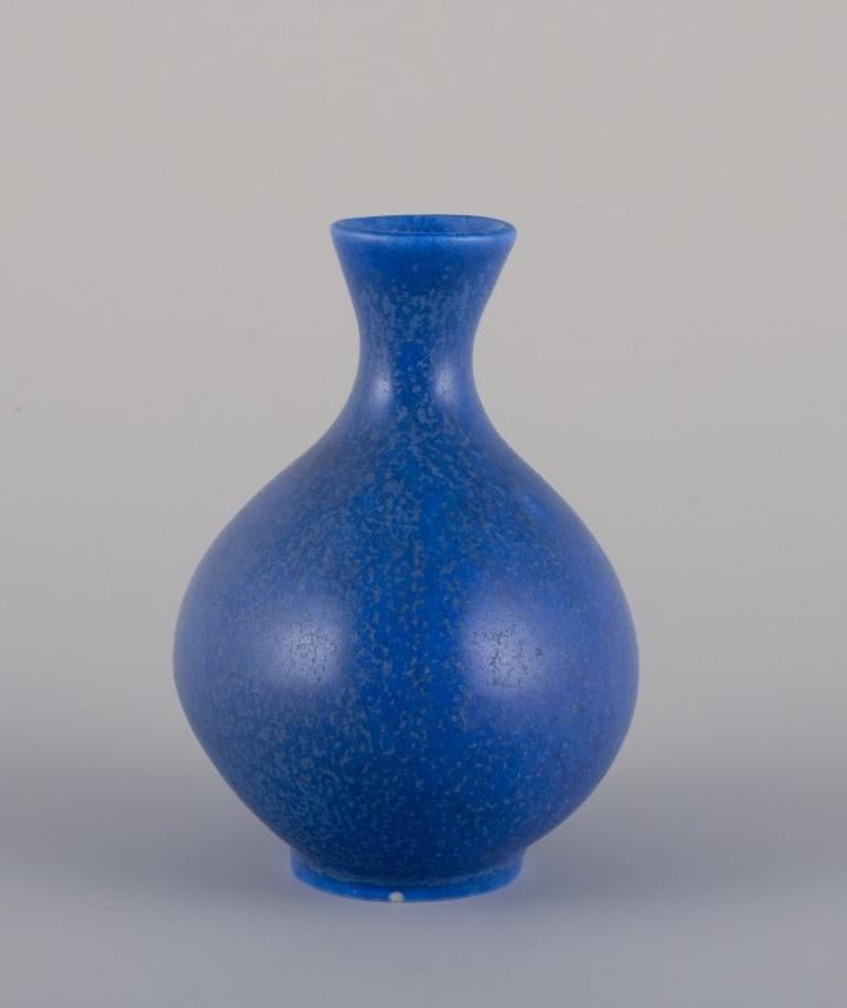 Berndt Friberg (1899-1981) for Gustavsberg, Sweden. 
Ceramic vase with blue glaze. Bulbous shape.
From the 1960s/1970s.
Label.
In good condition with a minor chip at the bottom. Please refer to the photo.
Dimensions: H 8.0 cm x D 6.0 cm

Berndt
