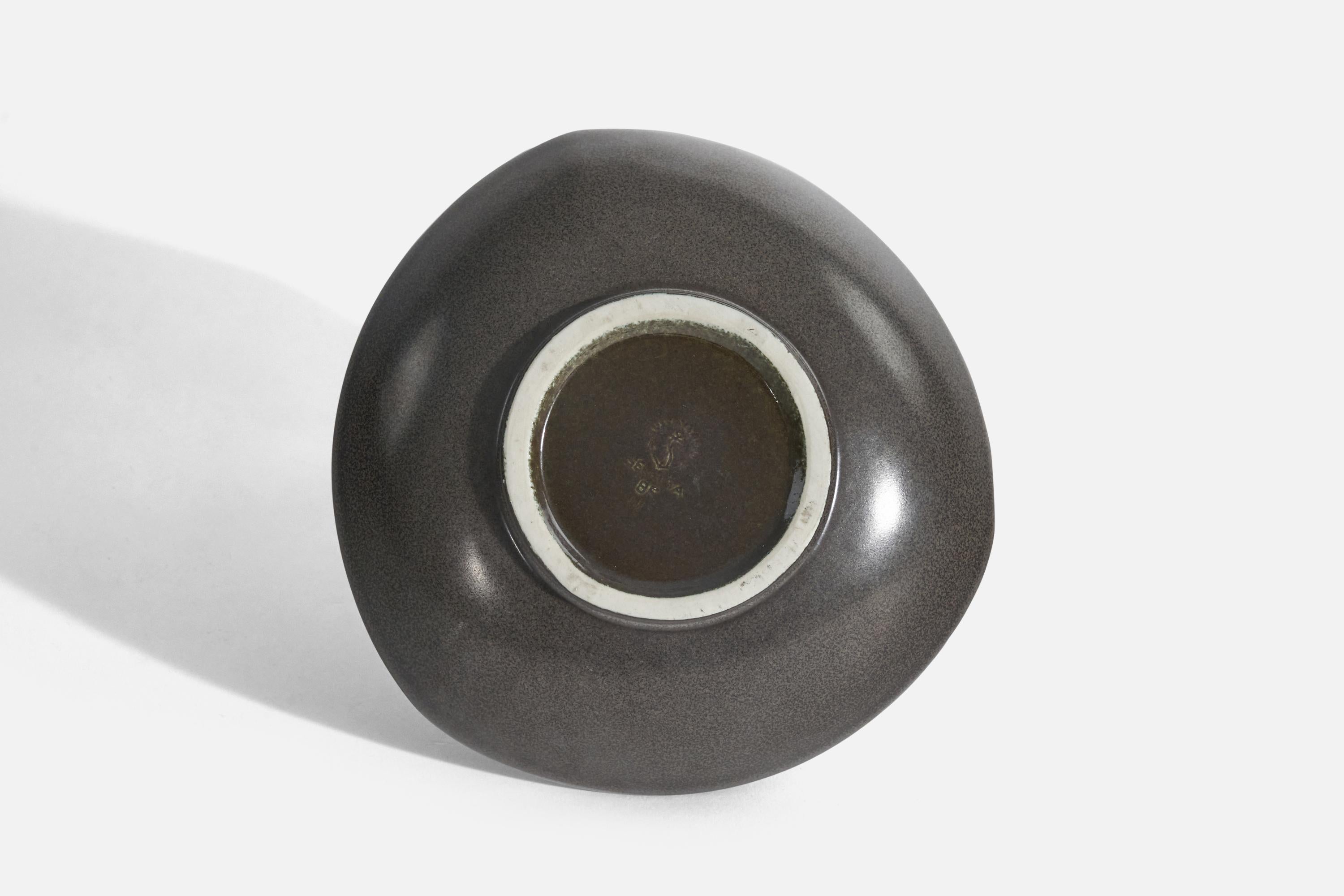Berndt Friberg, Bowl, Brown Glazed Stoneware, Gustavsberg, Sweden, 1939–1944 In Good Condition In High Point, NC