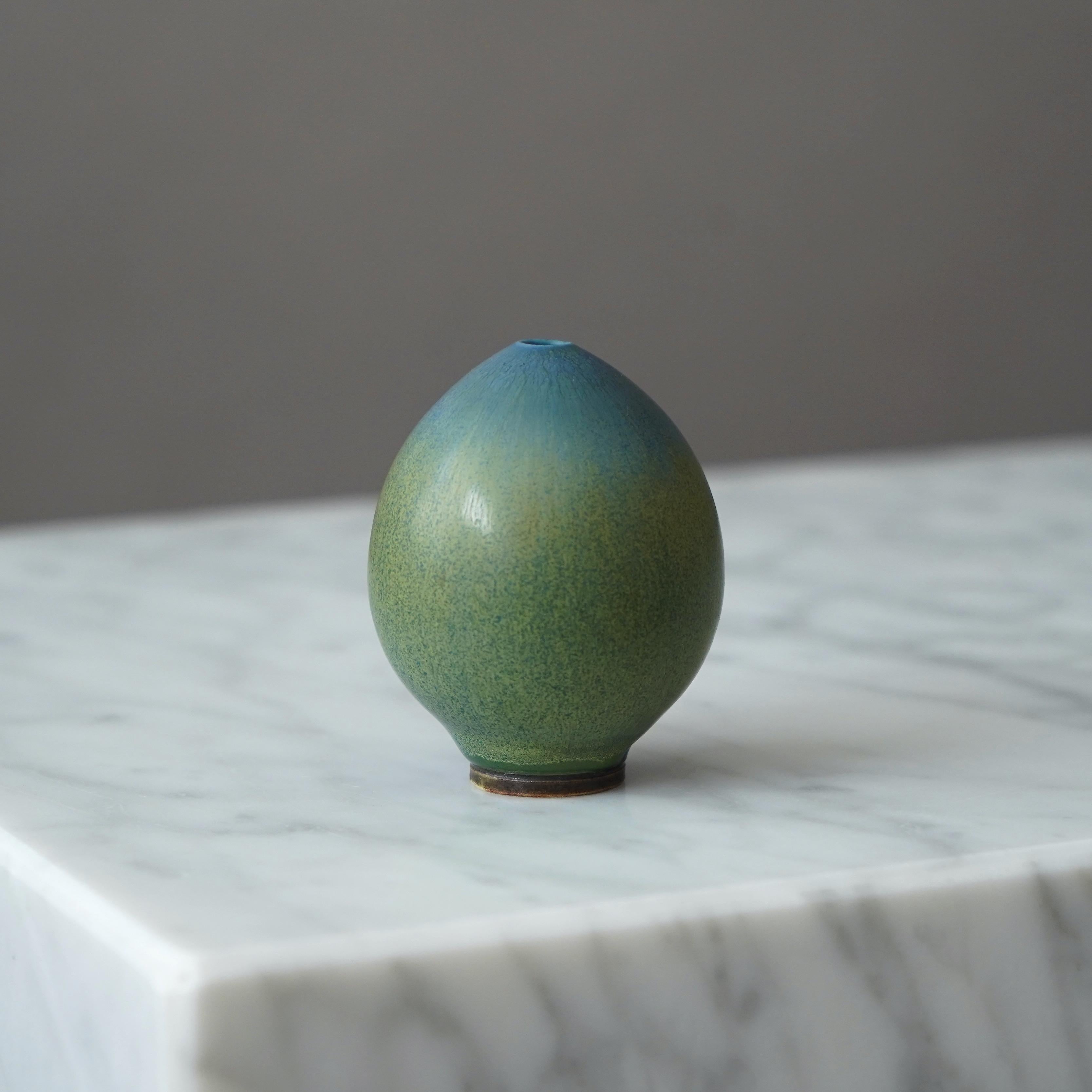 Un bellissimo vaso in gres a forma di uovo con un'incredibile smaltatura a pelo di lepre.
Realizzato dal maestro lanciatore Berndt Friberg, nello studio dell'artista a Gustavsberg, Svezia, 1965.

Ottime condizioni.
Firma incisa 