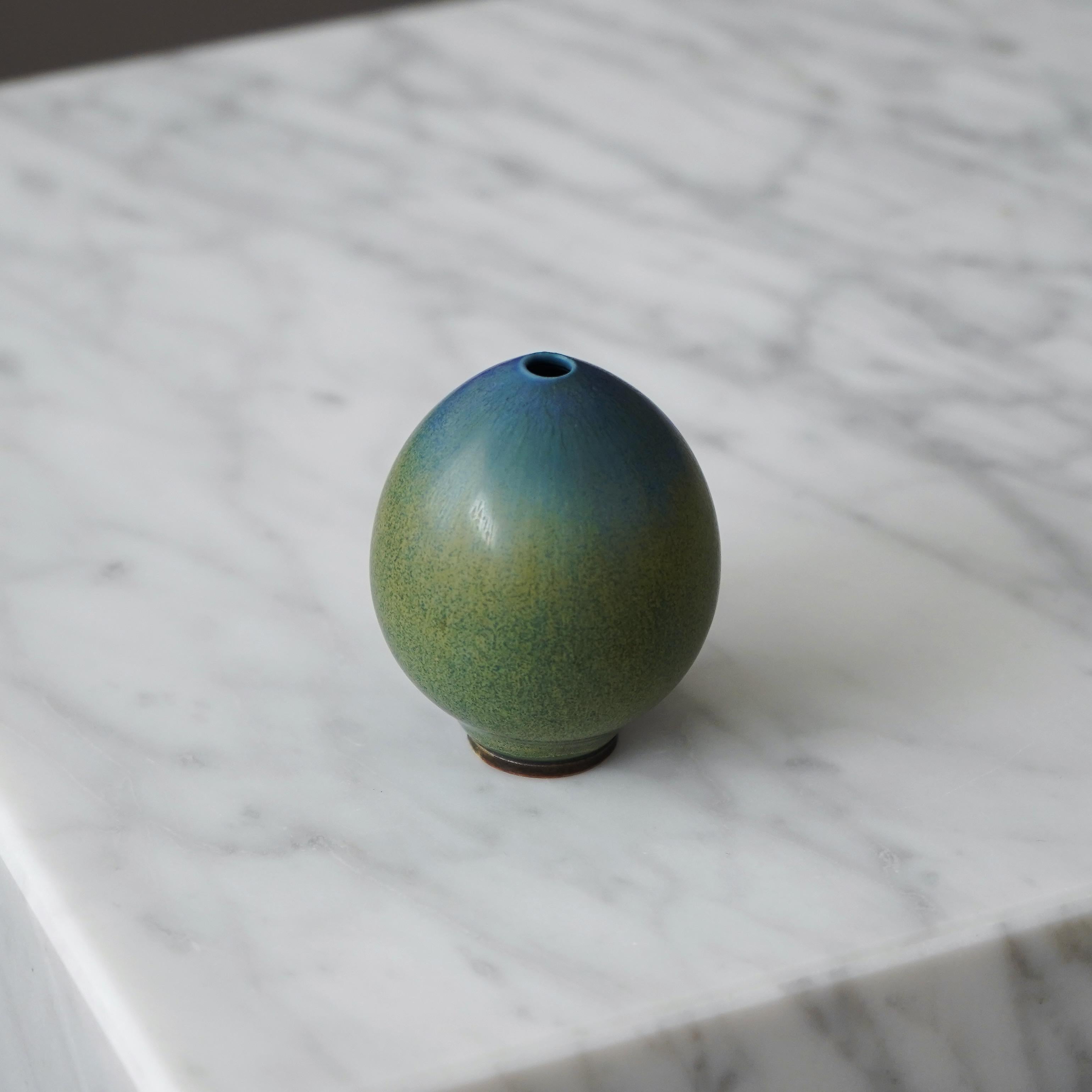 Smaltato Berndt Friberg, Vaso in gres a forma di uovo, Studio A, Svezia, 1965 in vendita