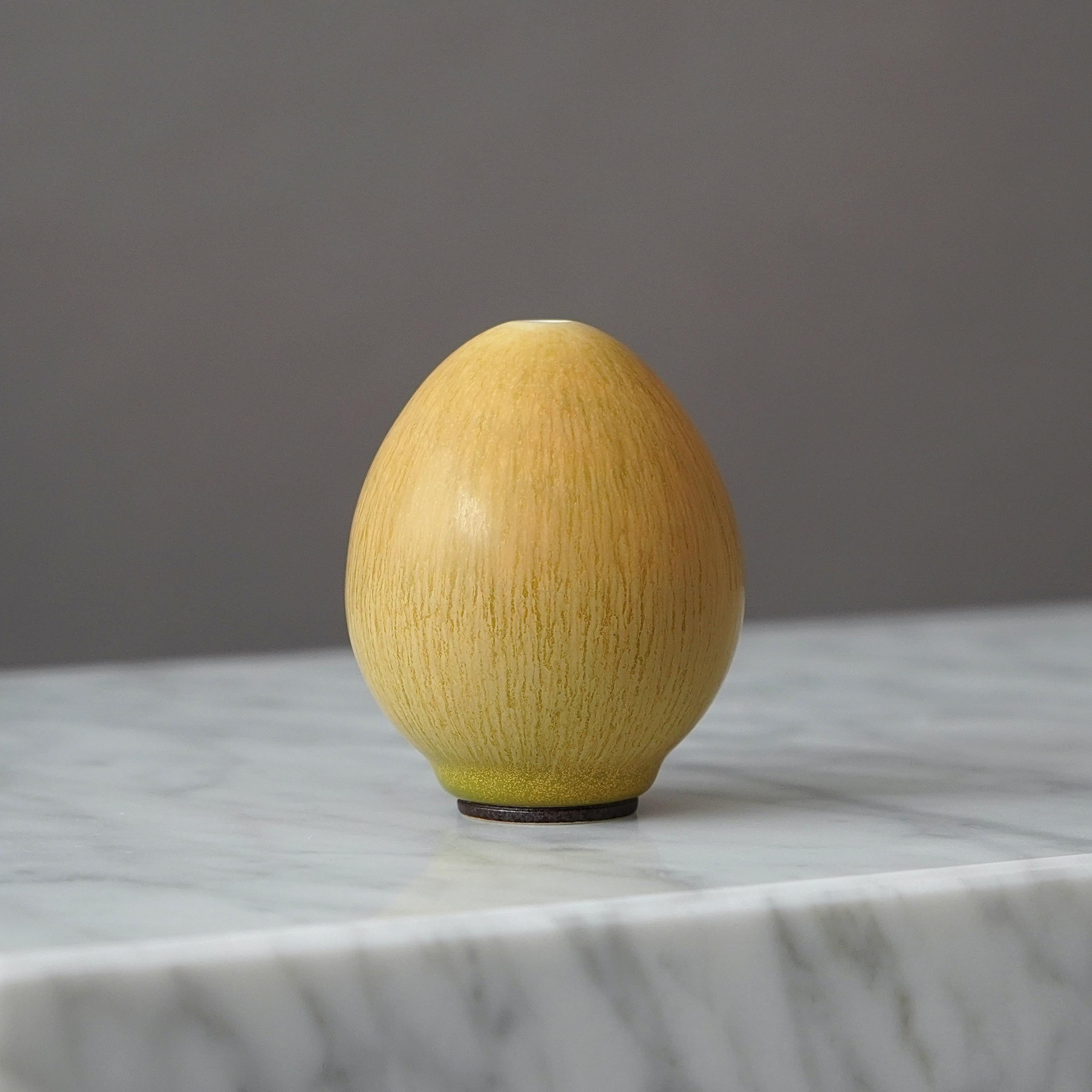 Un bellissimo vaso in gres a forma di uovo con un'incredibile smaltatura a pelo di lepre.
Realizzato dal maestro lanciatore Berndt Friberg, nello studio dell'artista a Gustavsberg, Svezia, 1969.

Condizioni eccellenti.
Firma incisa 