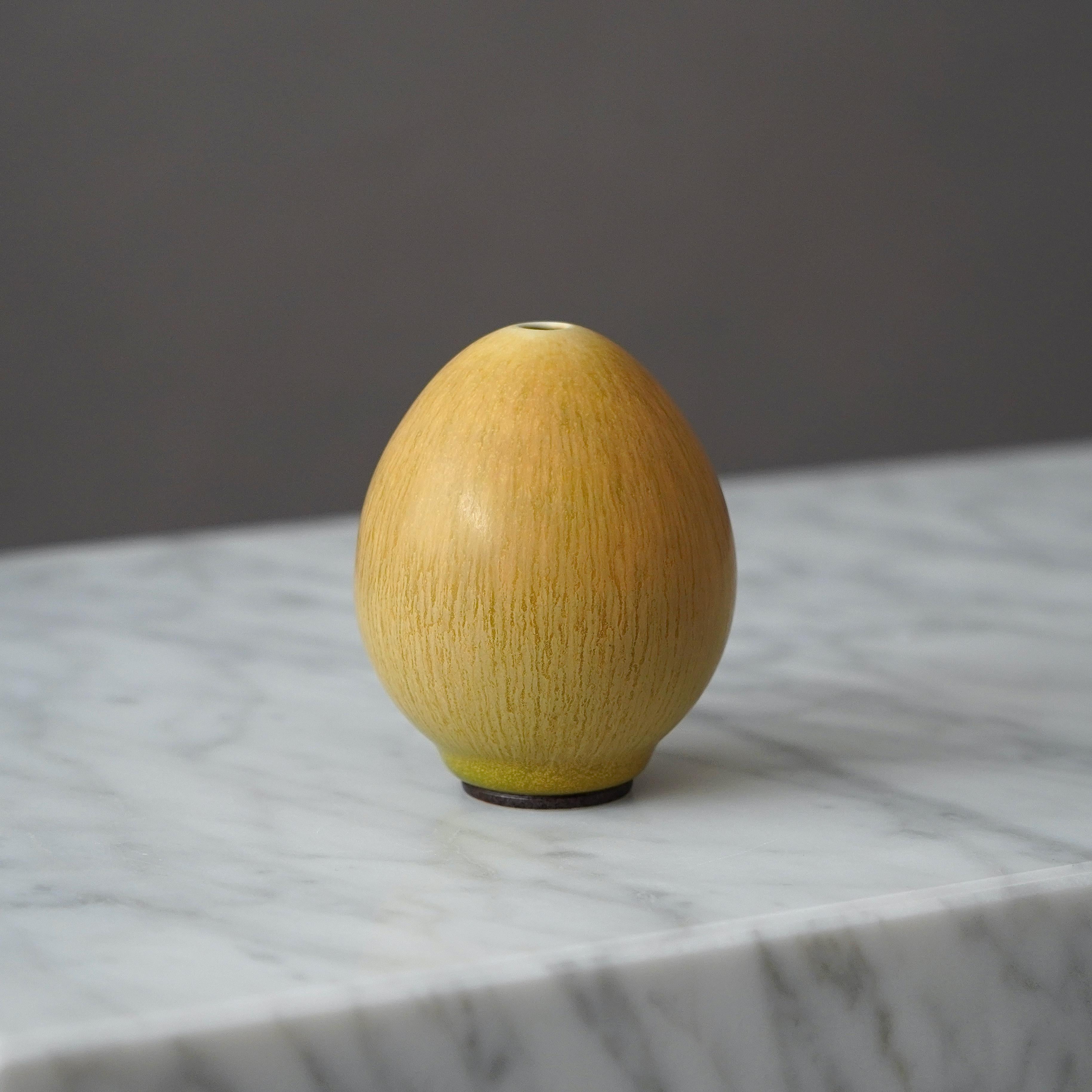 XX secolo Berndt Friberg, Vaso in gres a forma di uovo, Studio A, Svezia, 1969 in vendita