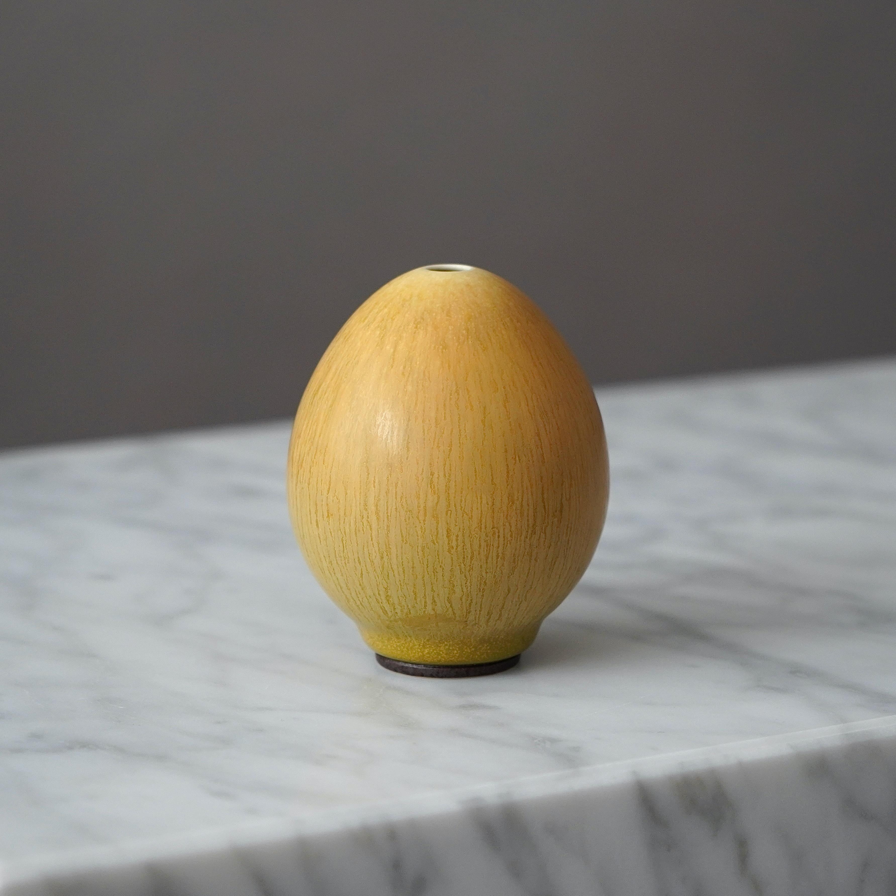 Ceramica Berndt Friberg, Vaso in gres a forma di uovo, Studio A, Svezia, 1969 in vendita