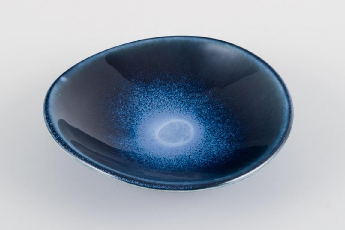 Scandinavian Modern Berndt Friberg for Gustavsberg. Ceramic bowl in blue tones. 1960s For Sale
