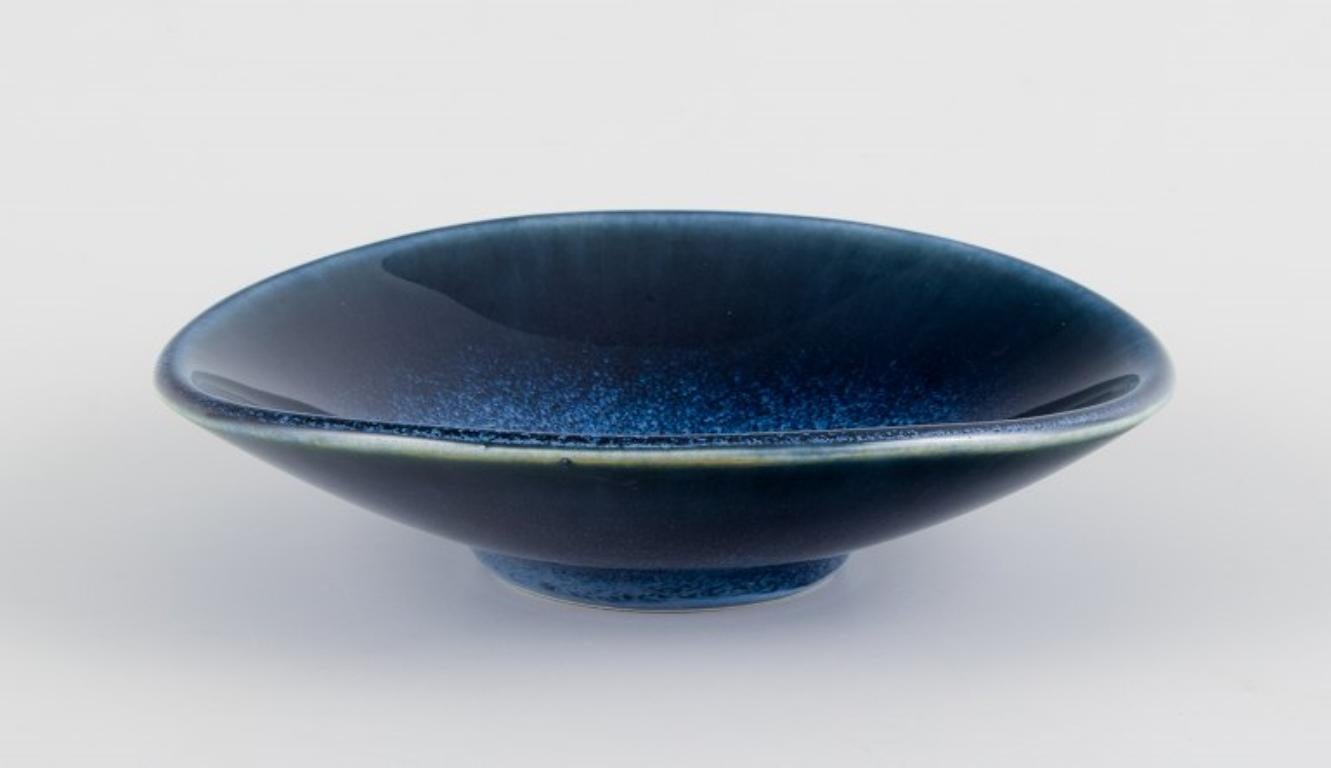 Swedish Berndt Friberg for Gustavsberg. Ceramic bowl in blue tones. 1960s For Sale