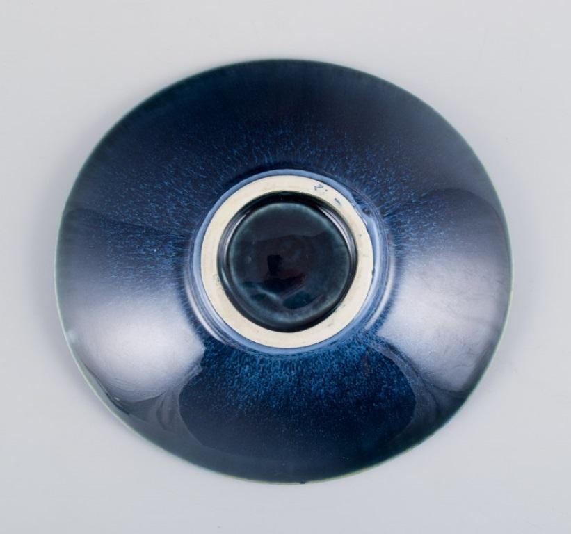 Berndt Friberg for Gustavsberg. Ceramic bowl in blue tones. 1960s In Excellent Condition For Sale In Copenhagen, DK