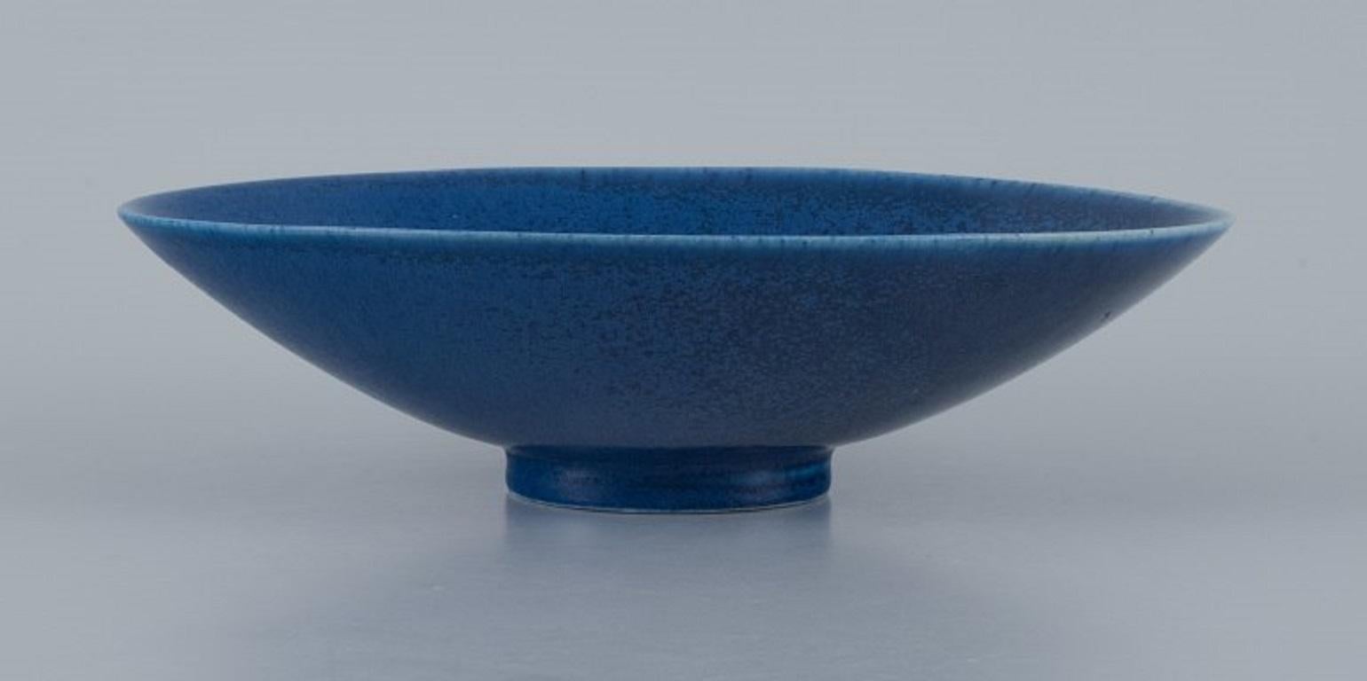 Berndt Friberg for Gustavsberg, hand-painted bowl in blue glaze.
1960s.
In perfect condition.
First factory quality.
Marked.
Dimensions: L 20.8 x H 5.5 cm.