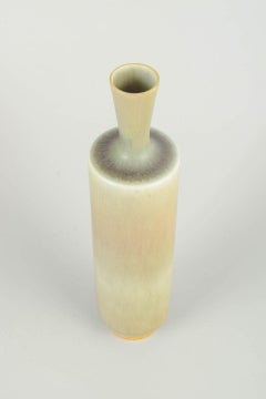 Berndt Friberg pour Gustavsberg. Grand vase en céramique dans des tons doux et naturels.