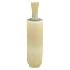 Berndt Friberg pour Gustavsberg. Grand vase en céramique dans des tons doux et naturels.