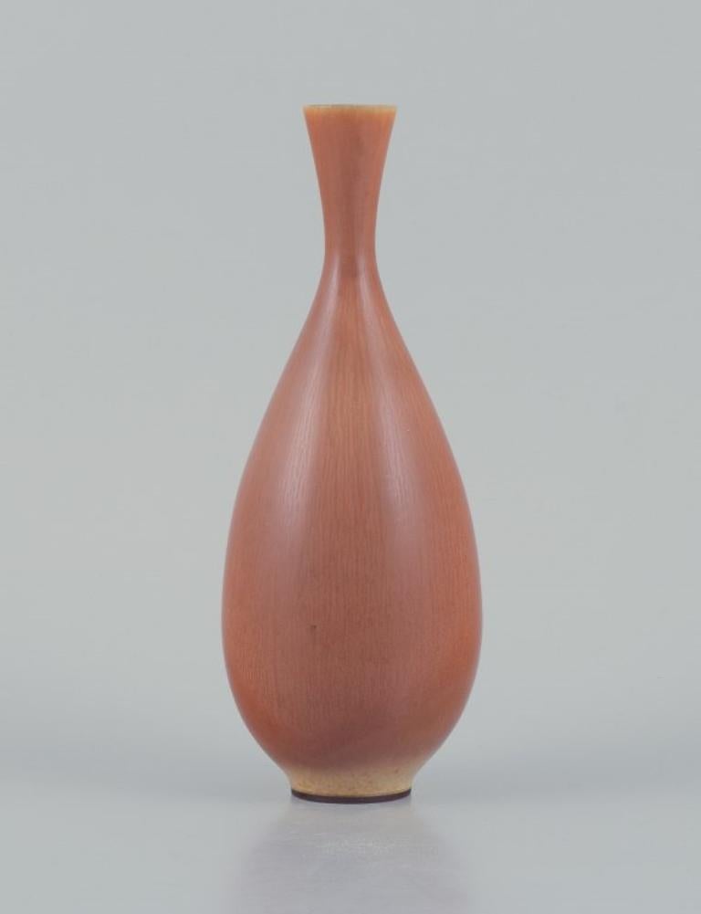 Berndt Friberg (1899-1981) for Gustavsberg. Large unique ceramic vase. 
Hare's fur glaze in light brown tones.
Mid-20th century.
Signed.
Perfect condition.
Dimensions: H 20.5 cm x W 7.5 cm.

Berndt Friberg is widely recognized as one of the