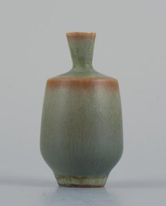 Berndt Friberg für Gustavsberg. Miniature Vase mit Glasur in Grüntönen