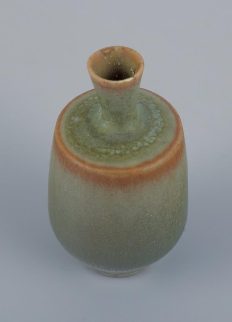 Berndt Friberg für Gustavsberg. Miniature Vase mit Glasur in Grüntönen (Skandinavische Moderne) im Angebot