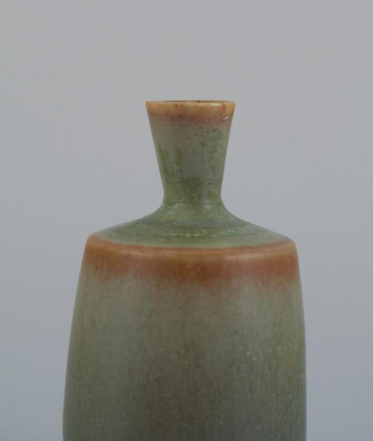 Berndt Friberg für Gustavsberg. Miniature Vase mit Glasur in Grüntönen (Schwedisch) im Angebot