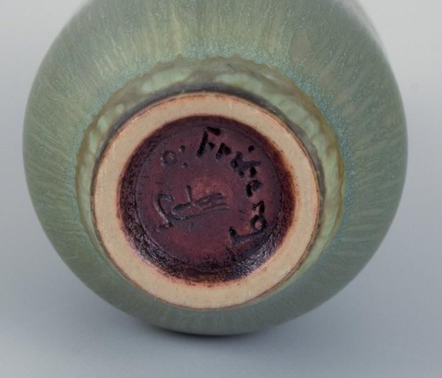 Berndt Friberg für Gustavsberg. Miniature Vase mit Glasur in Grüntönen (Glasiert) im Angebot