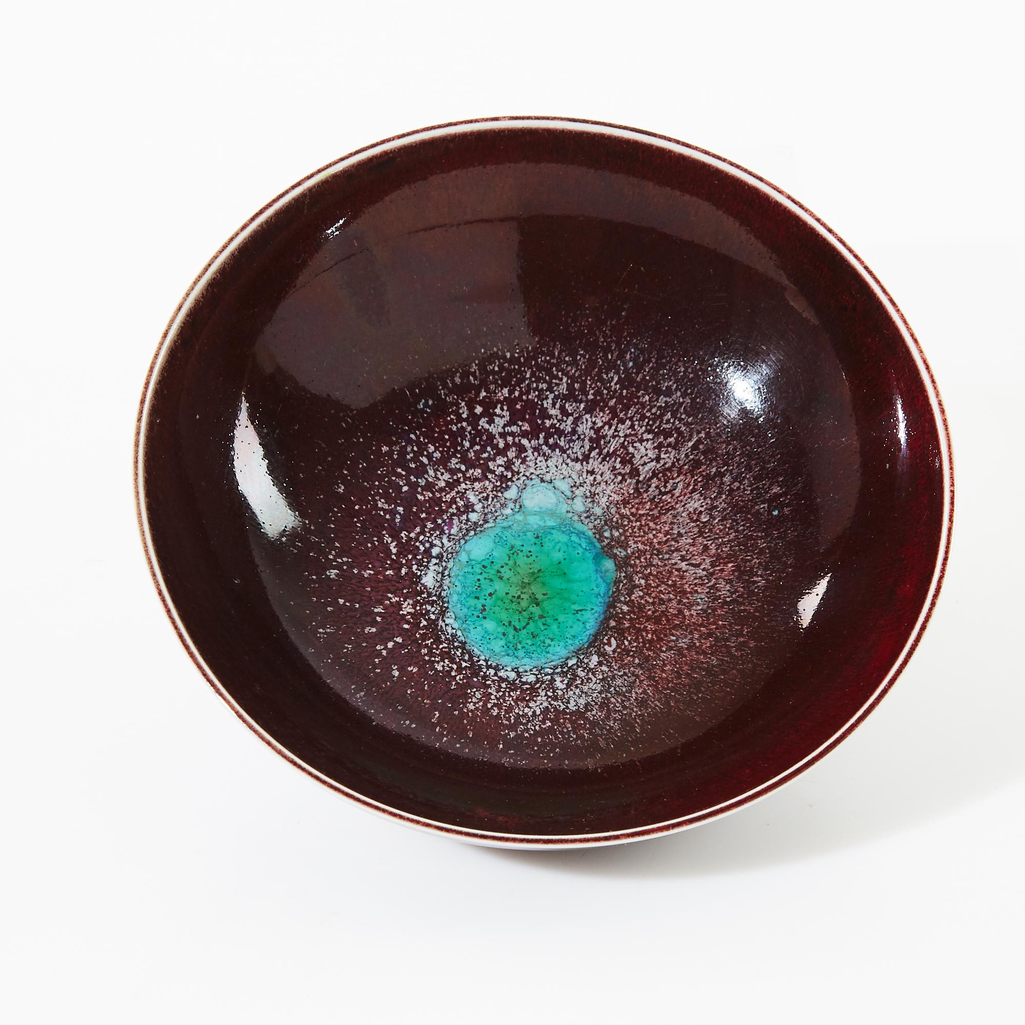 Berndt Friberg (1899-1981) ceramic bowl or vide poches, modern Swedish design for Gustavsberg.
Unique, handmade.
Amazing glaze in purple nuances and turquoise.
Signed and with incised marks.