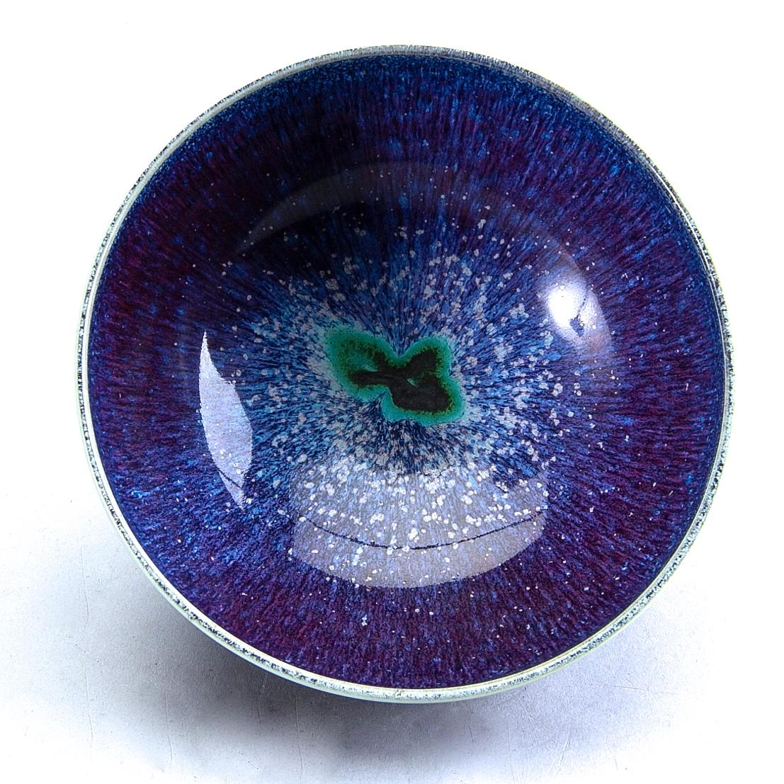 Berndt Friberg (1899-1981) studio large ceramic bowl or vide poche, modern Swedish design for Gustavsberg.
Unique, handmade.
Amazing glaze in blue / green / purple nuances.
Signed with incised marks.