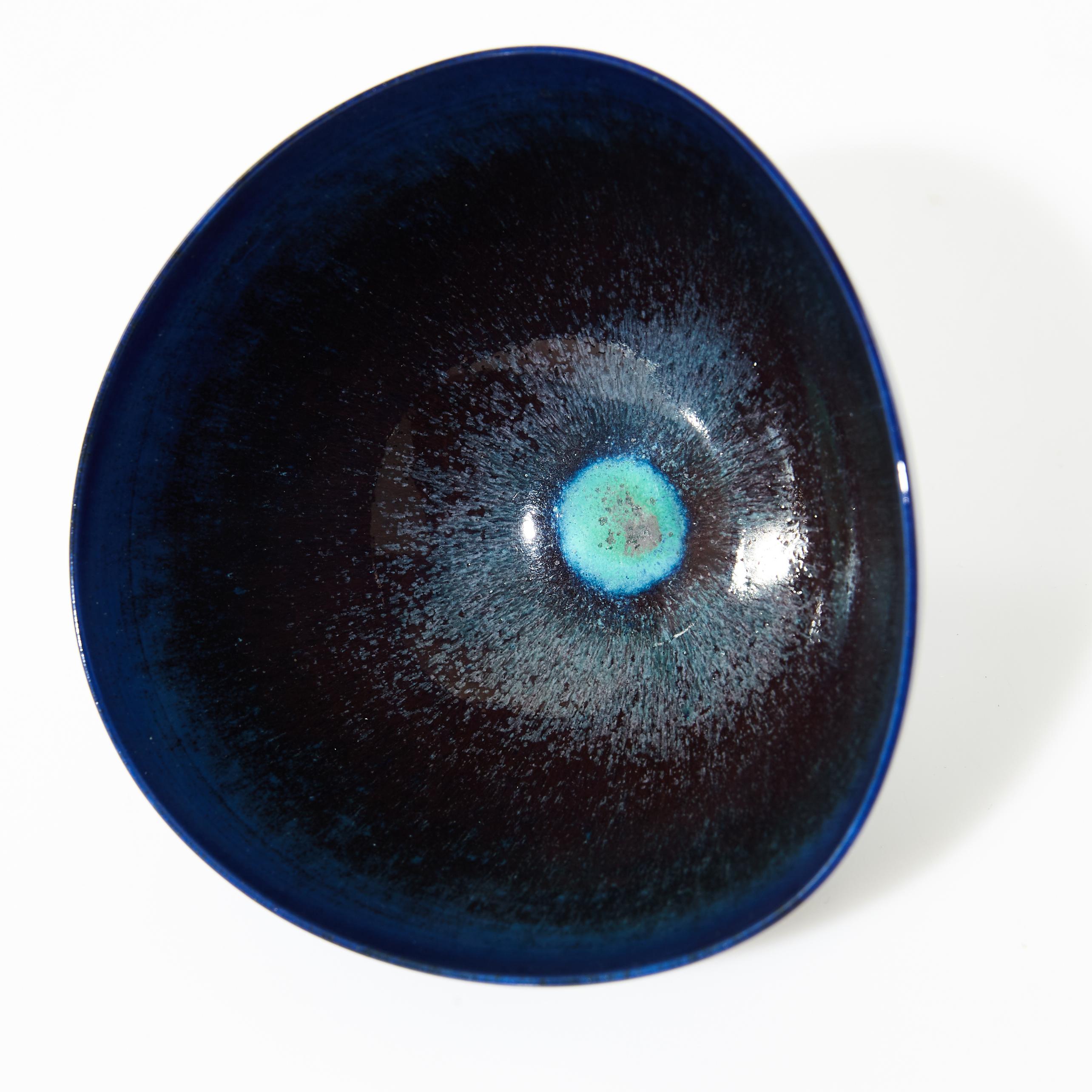 Berndt Friberg (1899-1981) studio ceramic bowl or vide poche, modern Swedish design for Gustavsberg.
Unique, handmade.
Amazing glaze in blue nuances.
Signed with incised marks.