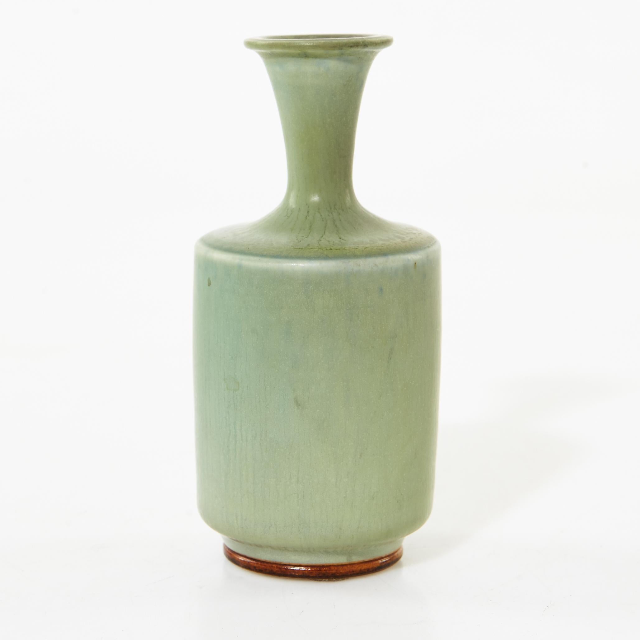 Berndt Friberg (1899-1981) ceramic Vase, modern Swedish design for Gustavsberg.
Green glaze
Signed and with incised marks. H 12 cm