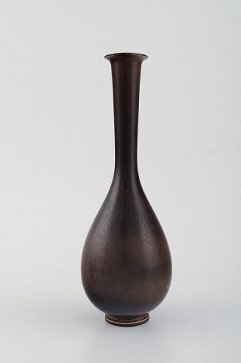 Berndt Friberg for Gustavsberg. Modernist vase in glazed ceramics. Beautiful glaze in brown shades. Dated 1955.
In excellent condition.
Measures: 24 x 8.5 cm.
Stamped.