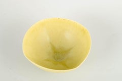 Berndt Friberg per Gustavsberg. Piccola ciotola in gres con smalto tenmoku giallo.