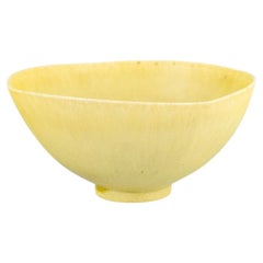 Berndt Friberg per Gustavsberg. Piccola ciotola in gres con smalto tenmoku giallo.