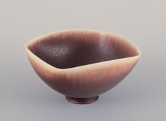 Berndt Friberg pour Gustavsberg Studio. Bol en céramique avec une glaçure aux tons bruns.