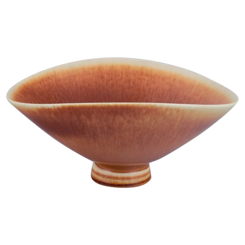 Berndt Friberg per lo Studio A. Gustavsberg. Ciotola in ceramica con smalto marrone chiaro, 1963