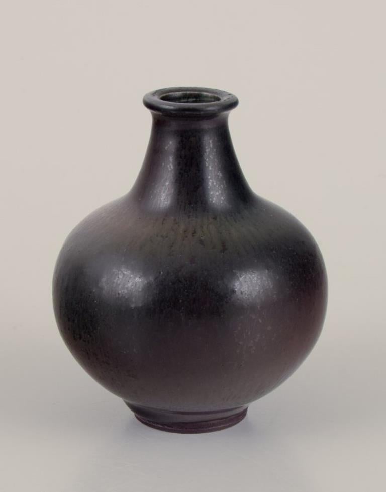 Berndt Friberg (1899-1981) per lo Studio A.
Vaso in ceramica in miniatura.
Smalto in tonalità scure.
Datato 1944-1947.
Con marchio 