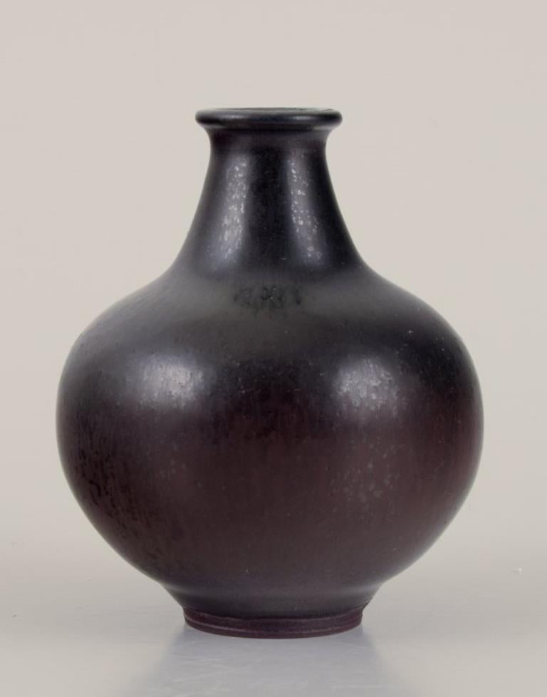 Scandinavo moderno Berndt Friberg per lo Studio A. Gustavsberg. Vaso in ceramica in miniatura. 1940s in vendita