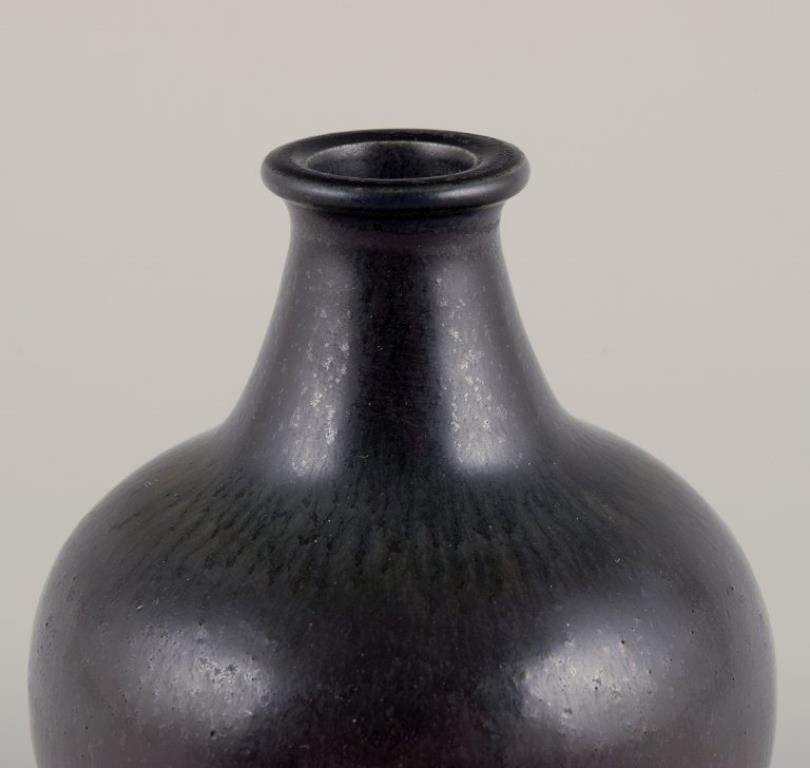 Svedese Berndt Friberg per lo Studio A. Gustavsberg. Vaso in ceramica in miniatura. 1940s in vendita